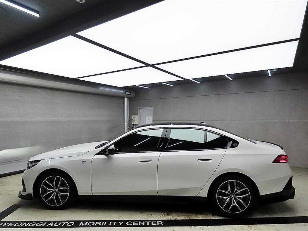 BMW 5시리즈 5시리즈 (G60) 520i M 스포츠 이미지 4