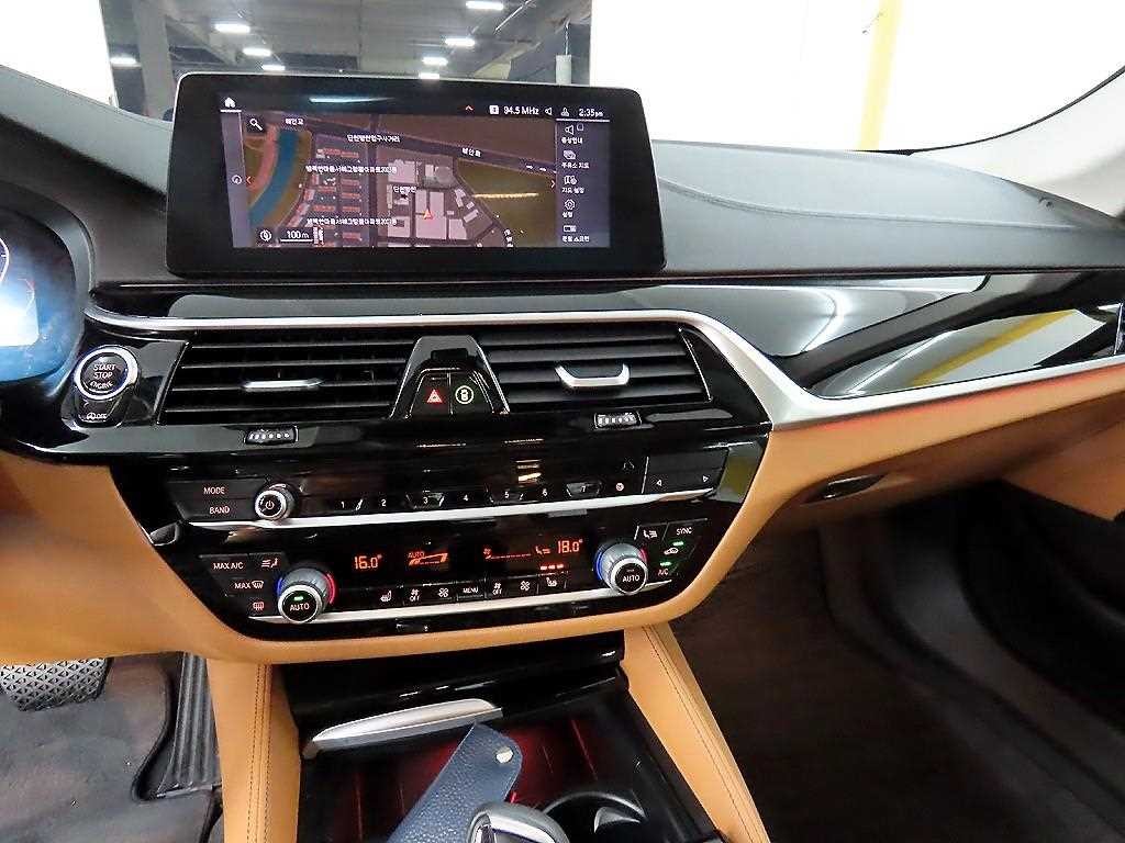 BMW 5시리즈 5시리즈 (G30) 520i 럭셔리 이미지 13