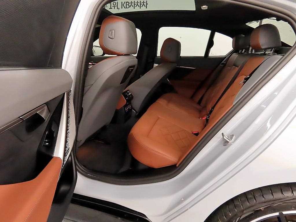 BMW 5시리즈 5시리즈 (G60) 530e M 스포츠 이미지 6