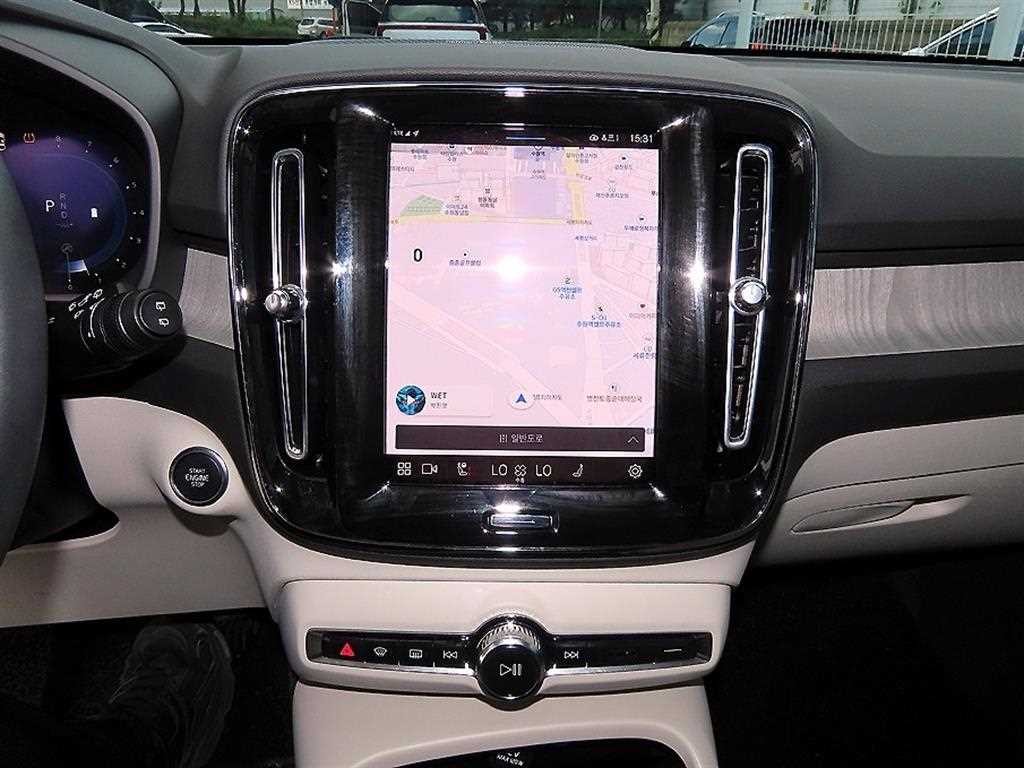 볼보 XC40 B4 AWD 얼티메이트 브라이트 이미지 12