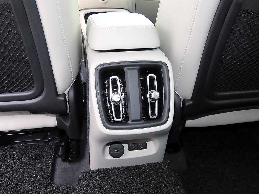 볼보 XC40 B4 AWD 얼티메이트 브라이트 이미지 15