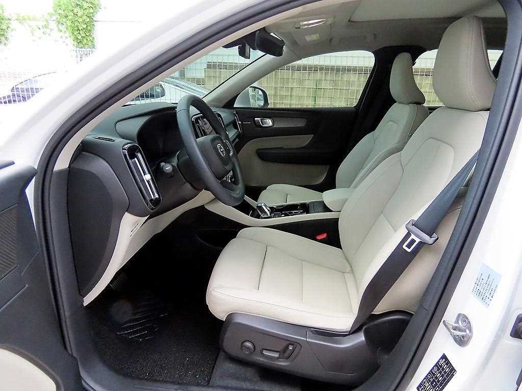 볼보 XC40 B4 AWD 얼티메이트 브라이트 이미지 5