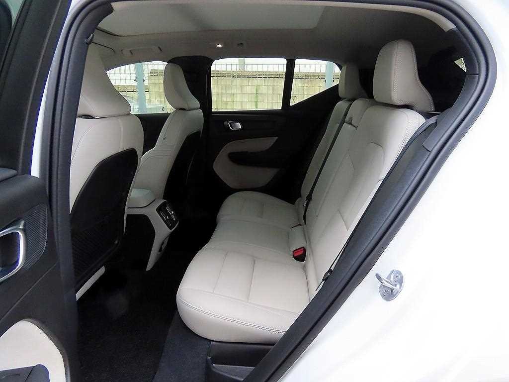 볼보 XC40 B4 AWD 얼티메이트 브라이트 이미지 6