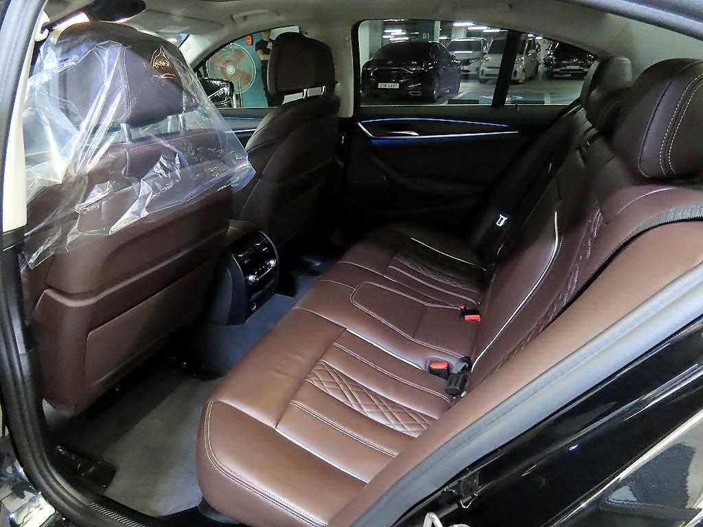 BMW 5시리즈 5시리즈 (G30) 530e M 스포츠 이미지 7