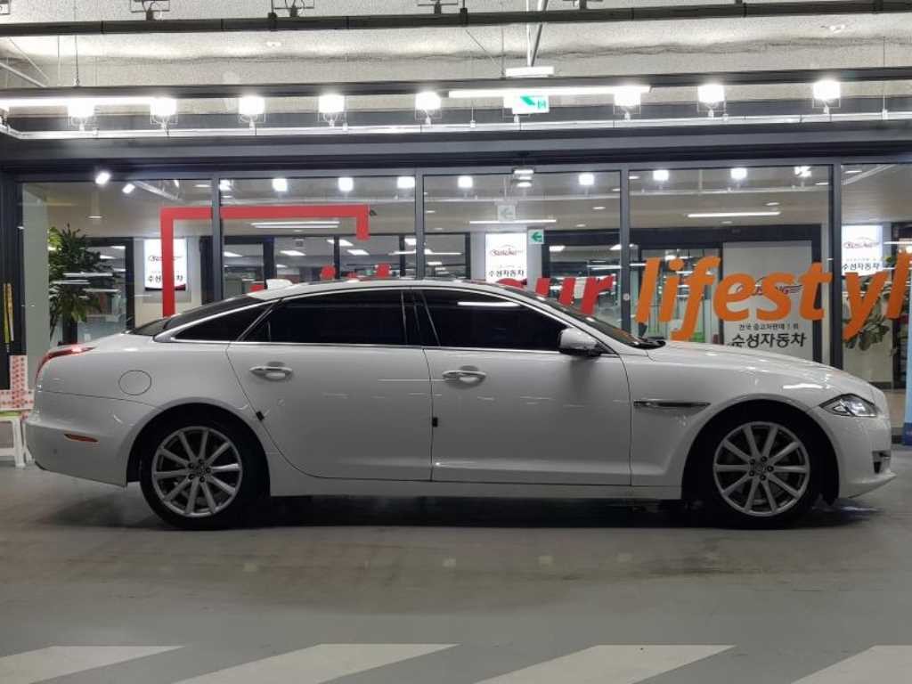 재규어 XJ XJ (X351) 3.0D 프리미엄 럭셔리 LWB 이미지 3
