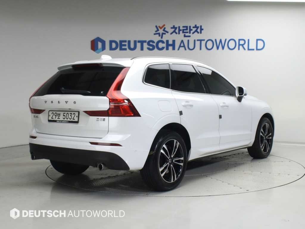볼보 XC60 XC60(2세대) D5 AWD 모멘텀 이미지 2