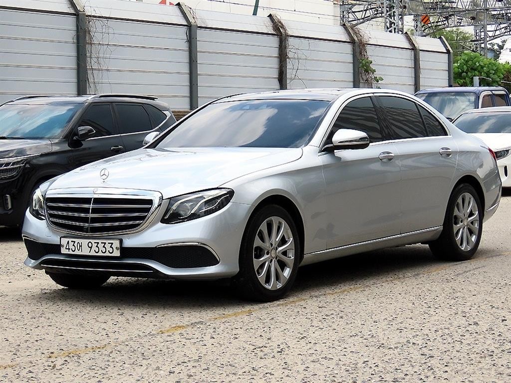 벤츠 E 클래스 E-클래스 W213 E300 익스클루시브 이미지 2