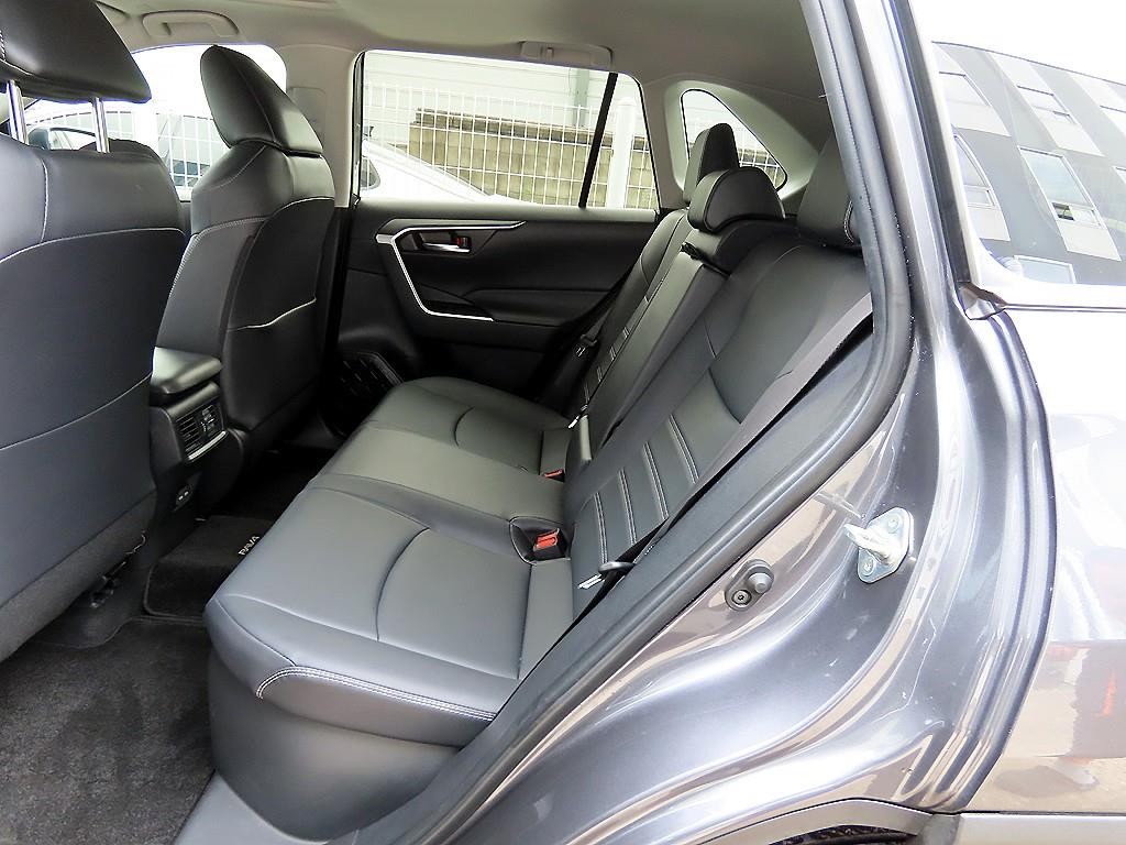 토요타 라브4 RAV4(5세대) 2.5 2WD 하이브리드 XLE 이미지 6