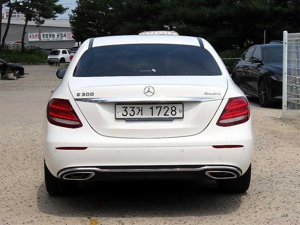 벤츠 E 클래스 E-클래스 W213 E300 4MATIC 아방가르드 이미지 4