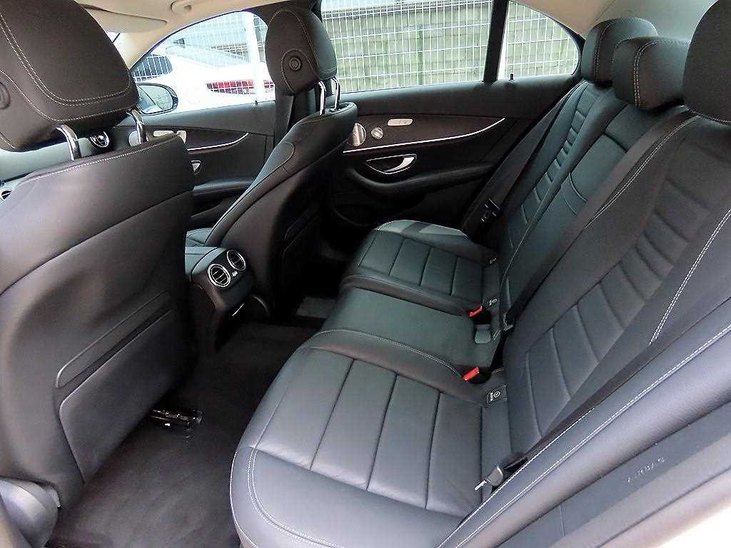 벤츠 E 클래스 E-클래스 W213 E300 4MATIC 아방가르드 이미지 6