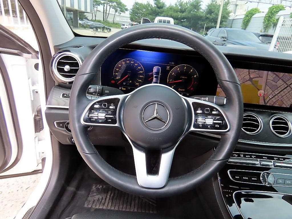 벤츠 E 클래스 E-클래스 W213 E300 4MATIC 아방가르드 이미지 8