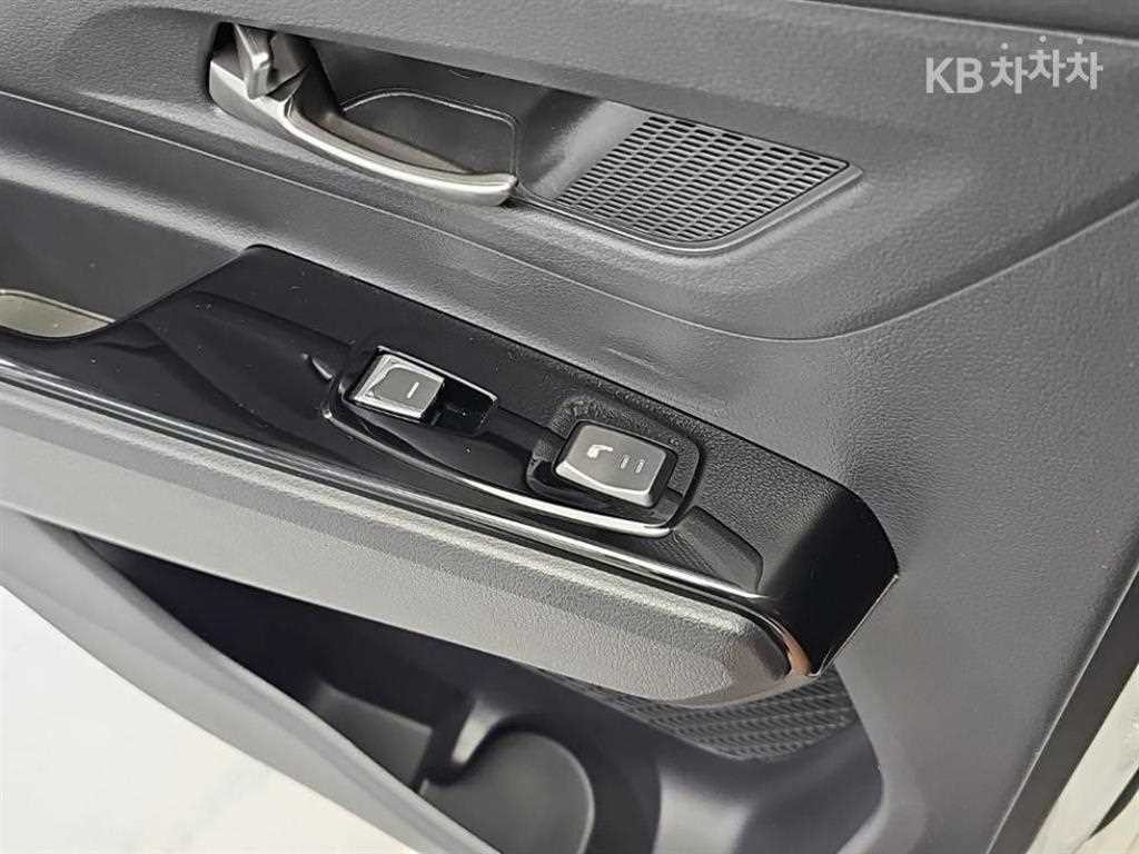 KG모빌리티(쌍용) 코란도 뷰티풀코란도 2WD 디젤 1.6 딜라이트 플러스 이미지 13