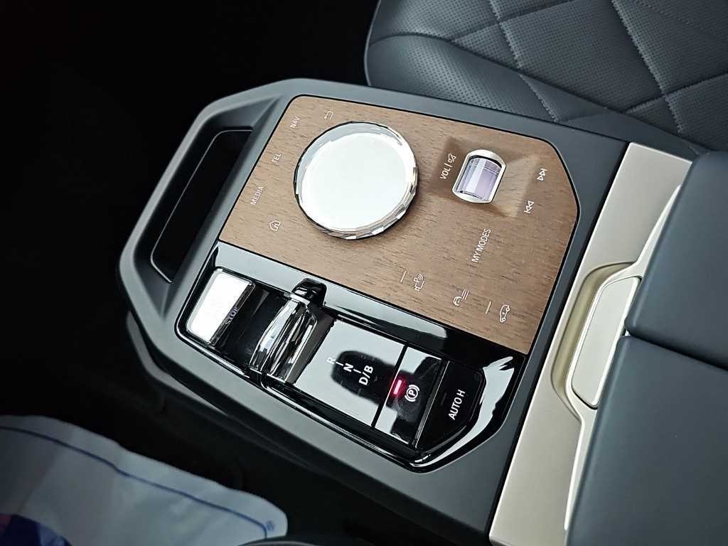 BMW iX xDrive 50 스포츠 플러스 이미지 8