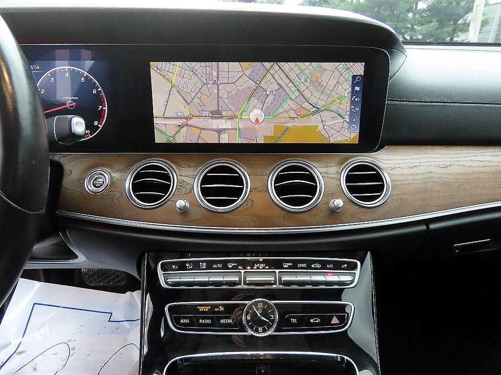 벤츠 E 클래스 E-클래스 W213 E300 4MATIC 익스클루시브 이미지 16