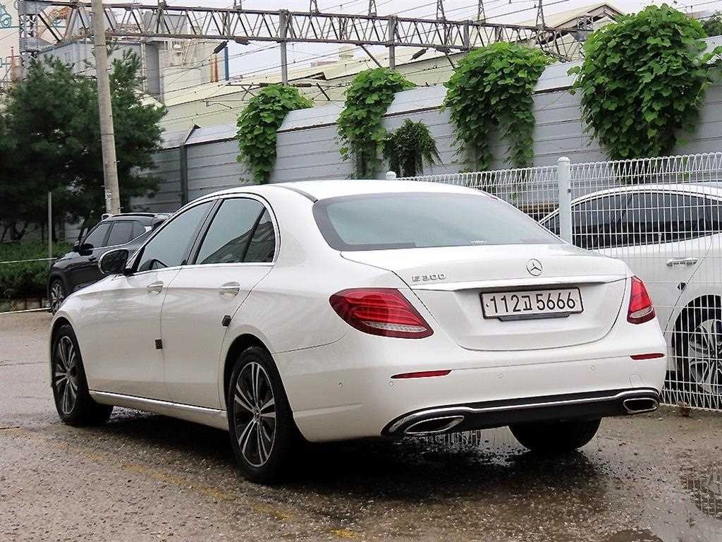 벤츠 E 클래스 E-클래스 W213 E300 아방가르드 이미지 3