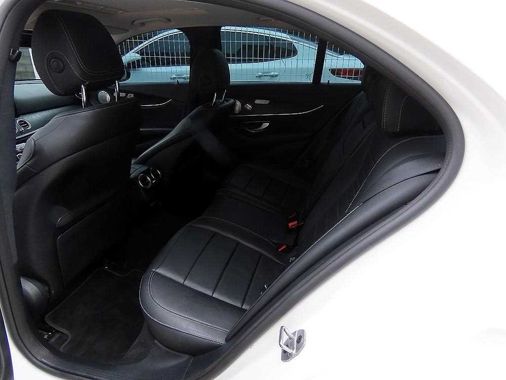 벤츠 E 클래스 E-클래스 W213 E300 아방가르드 이미지 6