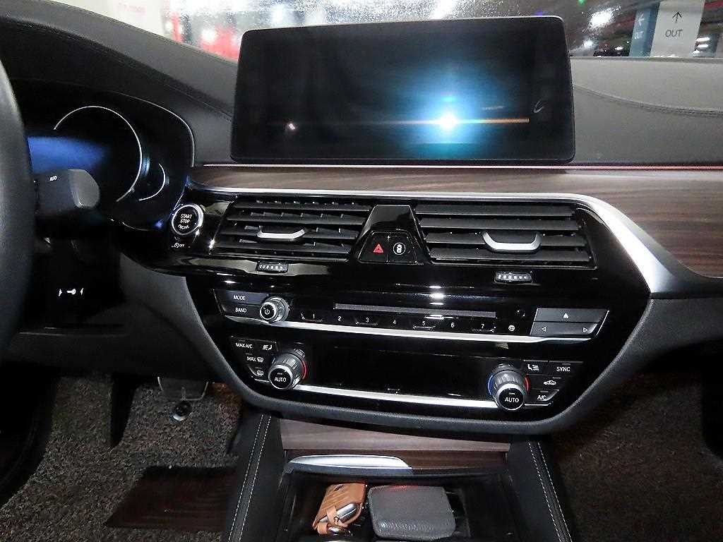 BMW 5시리즈 5시리즈 (G30) 520d xDrive M 스포츠 플러스 이미지 11