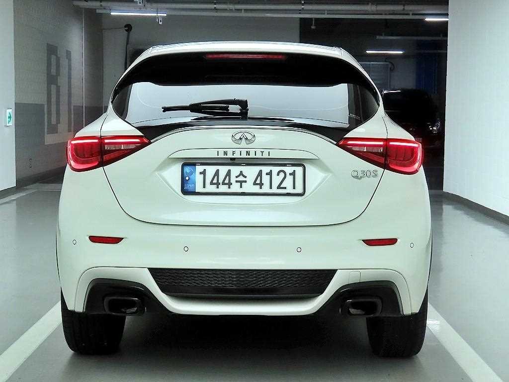 인피니티 Q Q30 2.0 프리미엄 이미지 3