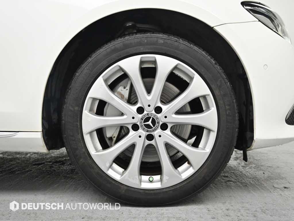 벤츠 E 클래스 E-클래스 W213 E300 4MATIC 익스클루시브 스텐다드 이미지 5