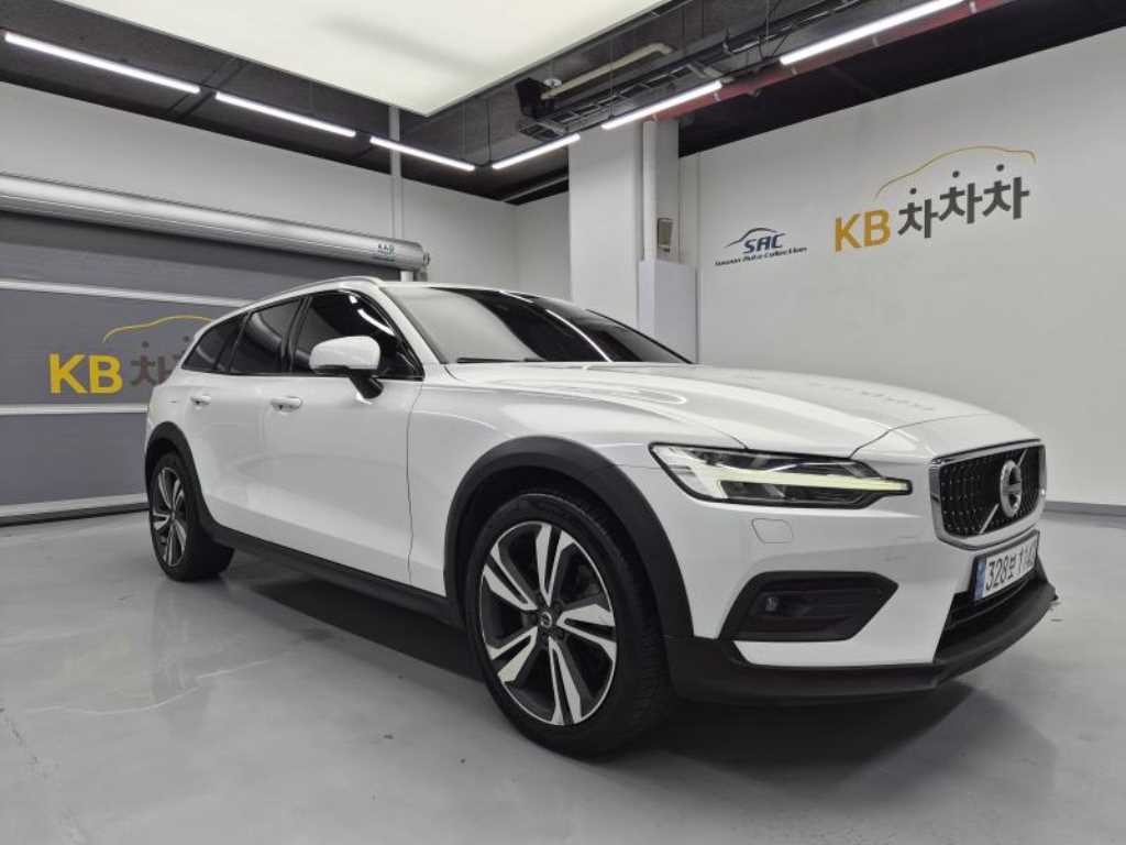 볼보 V60 V60 크로스 컨트리 2세대 2.0 T5 프로 AWD 이미지 1