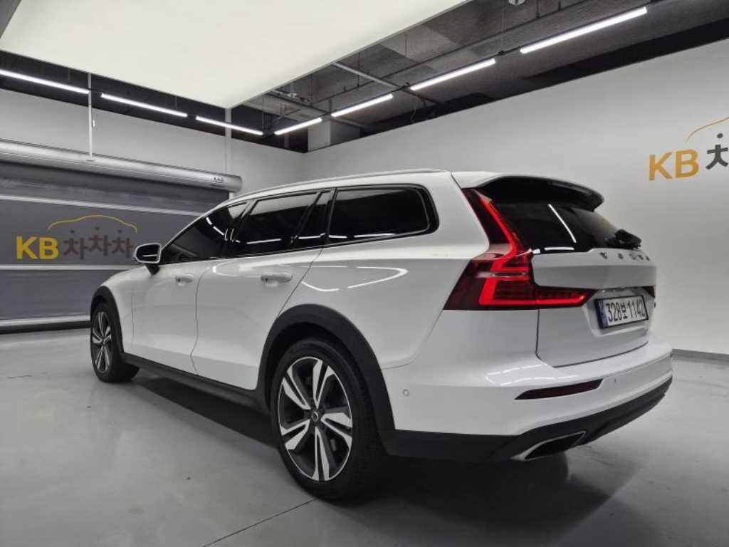 볼보 V60 V60 크로스 컨트리 2세대 2.0 T5 프로 AWD 이미지 2