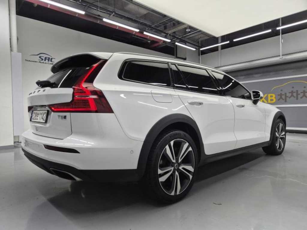 볼보 V60 V60 크로스 컨트리 2세대 2.0 T5 프로 AWD 이미지 4