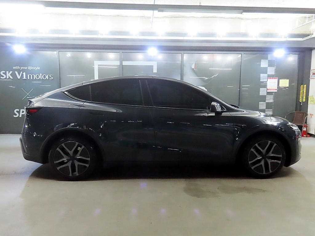 테슬라 모델 Y RWD 이미지 3