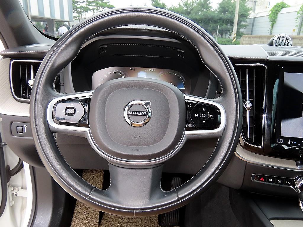 볼보 XC60 XC60(2세대) D5 AWD 인스크립션 이미지 8