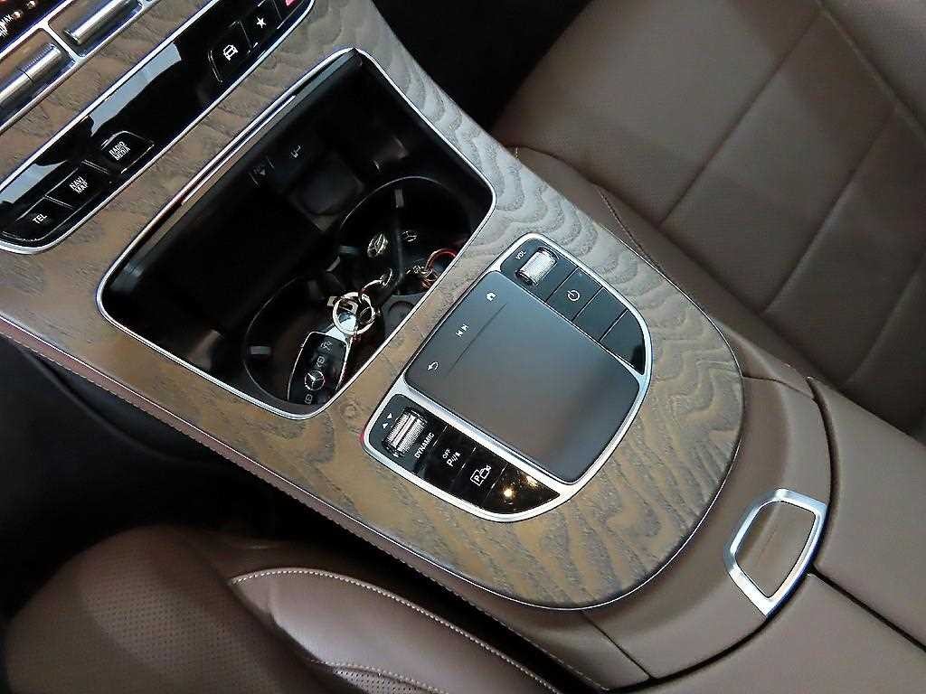 벤츠 E 클래스 E-클래스 W213 E300e 4MATIC 익스클루시브 이미지 13