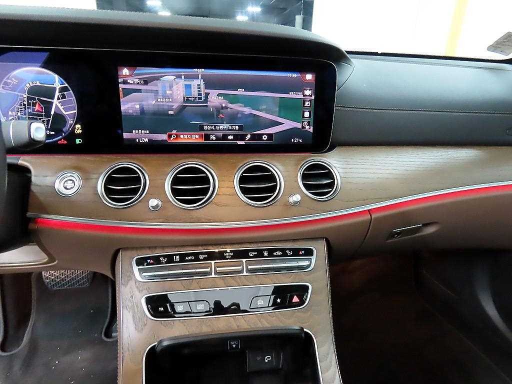벤츠 E 클래스 E-클래스 W213 E300e 4MATIC 익스클루시브 이미지 15