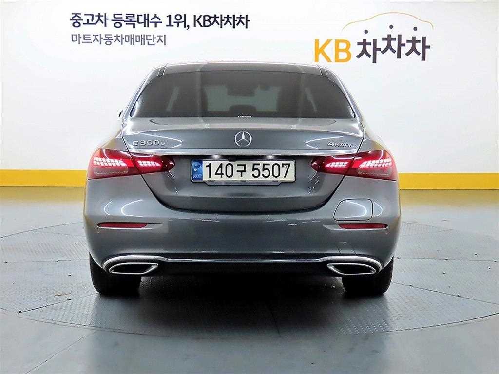 벤츠 E 클래스 E-클래스 W213 E300e 4MATIC 익스클루시브 이미지 3