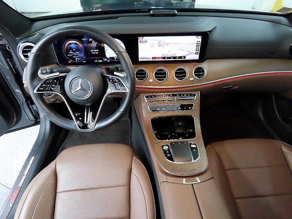 벤츠 E 클래스 E-클래스 W213 E300e 4MATIC 익스클루시브 이미지 7