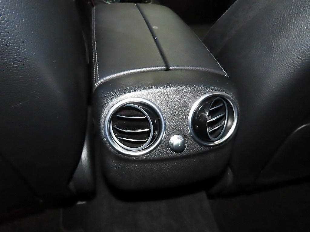 벤츠 C 클래스 C클래스 W205 C200 4MATIC AMG LINE 이미지 16