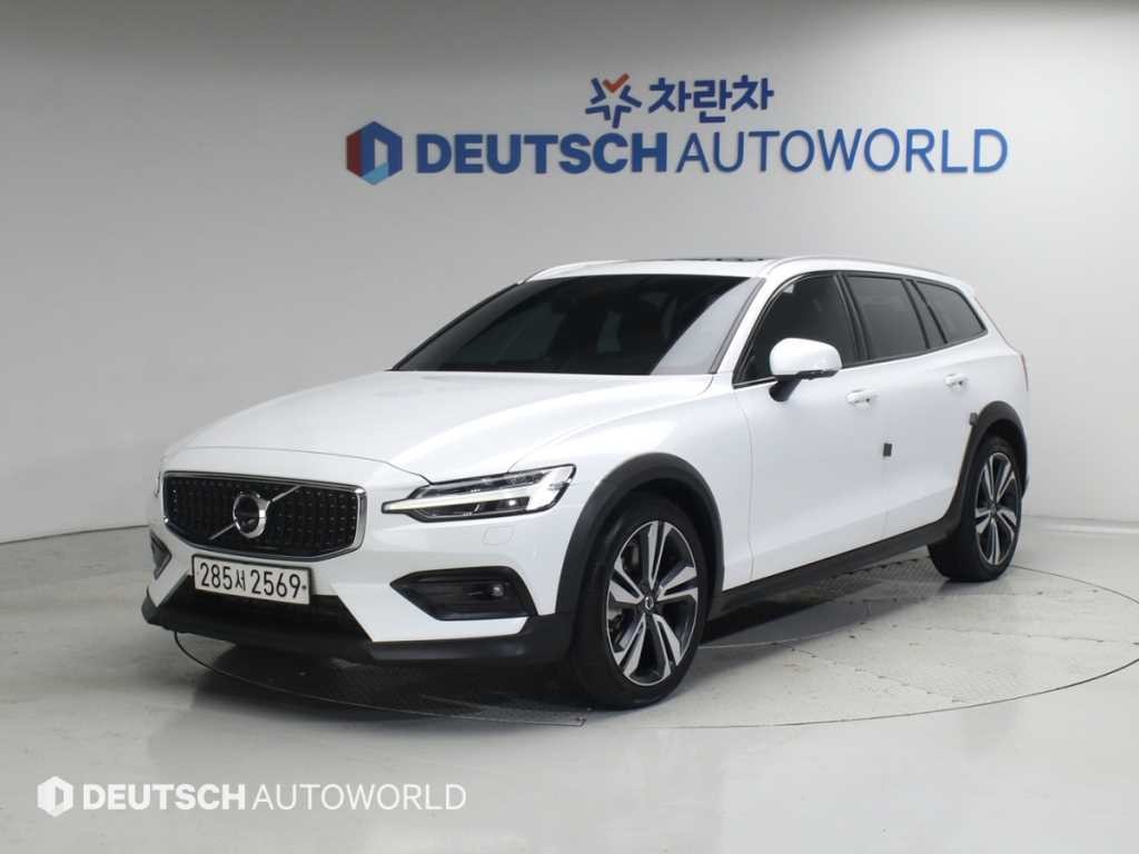 볼보 V60 V60 크로스 컨트리 2세대 2.0 B5 프로 AWD 이미지 1