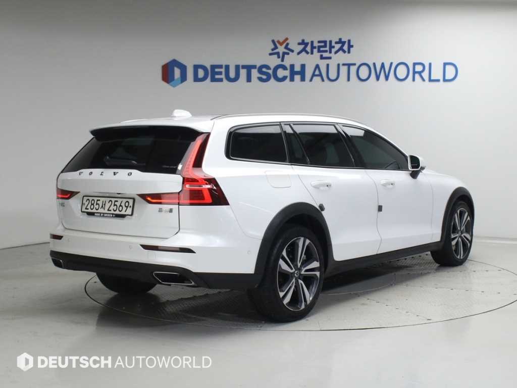 볼보 V60 V60 크로스 컨트리 2세대 2.0 B5 프로 AWD 이미지 2