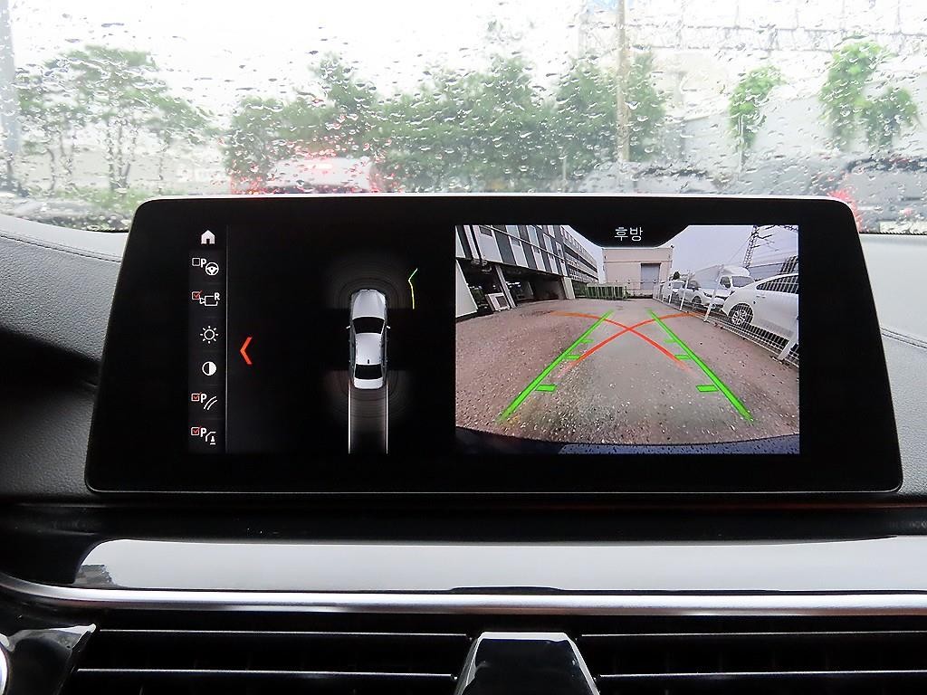 BMW 5시리즈 5시리즈 (G30) 520d M 스포츠 플러스 이미지 15