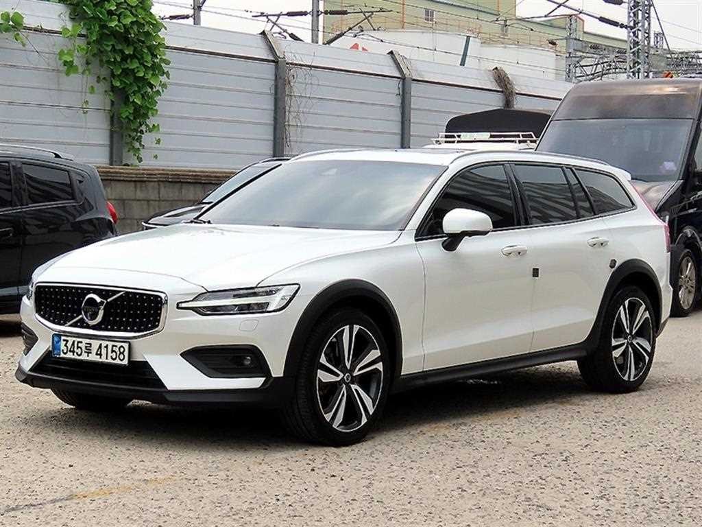 볼보 V60 V60 크로스 컨트리 2세대 2.0 B5 프로 AWD 이미지 2