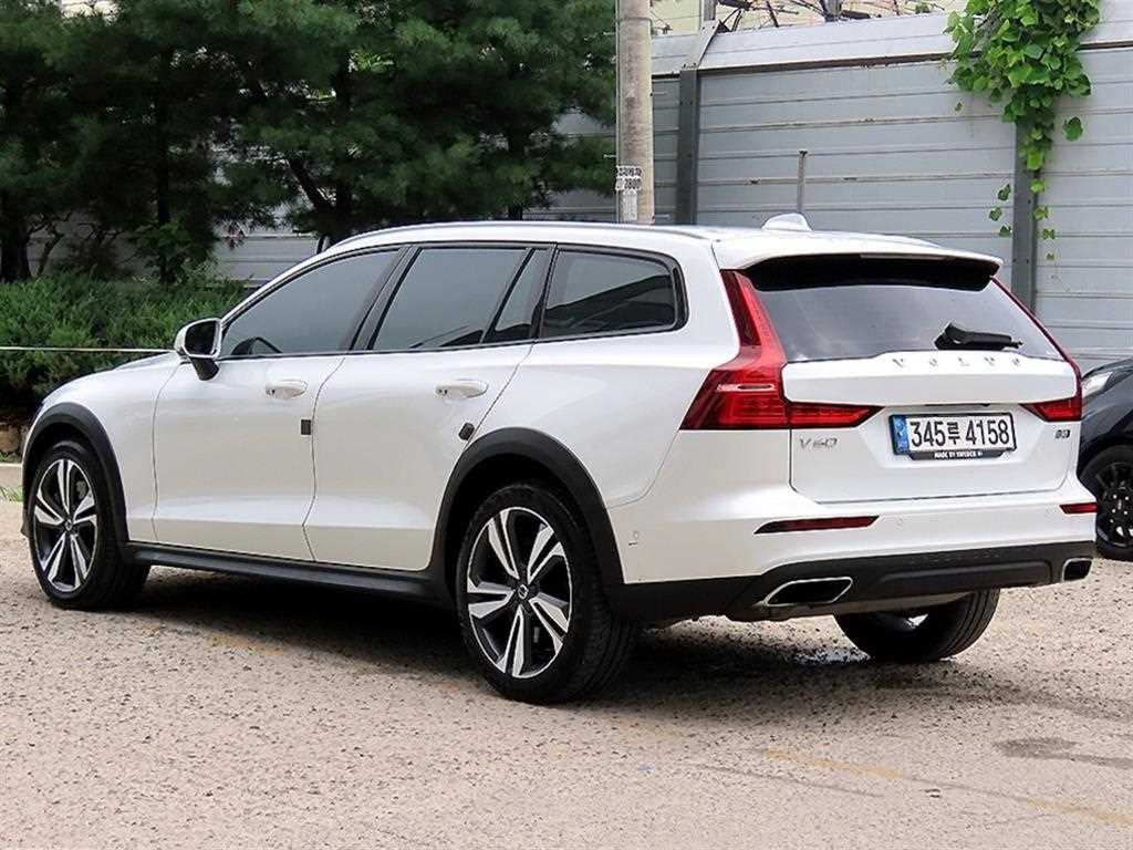 볼보 V60 V60 크로스 컨트리 2세대 2.0 B5 프로 AWD 이미지 3