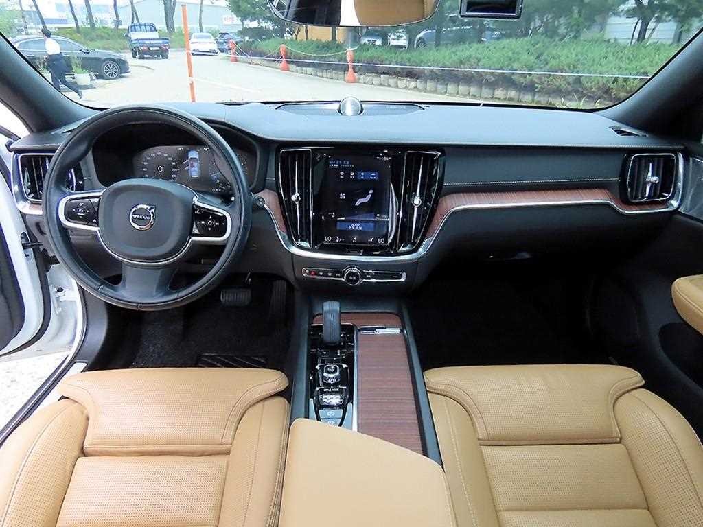 볼보 V60 V60 크로스 컨트리 2세대 2.0 B5 프로 AWD 이미지 7