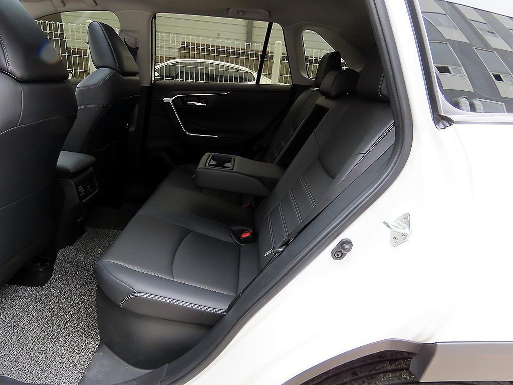 토요타 라브4 RAV4(5세대) 2.5 4WD 하이브리드 LTD 이미지 6