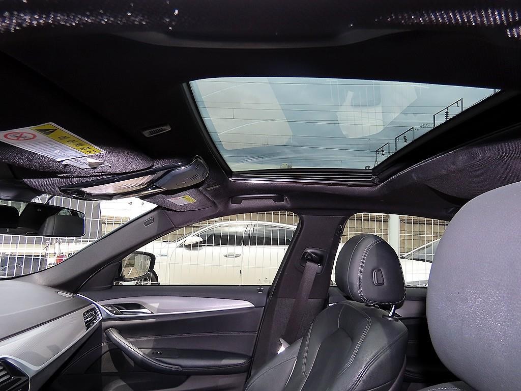 BMW 5시리즈 5시리즈 (G30) 520d xDrive M 스포츠 이미지 17