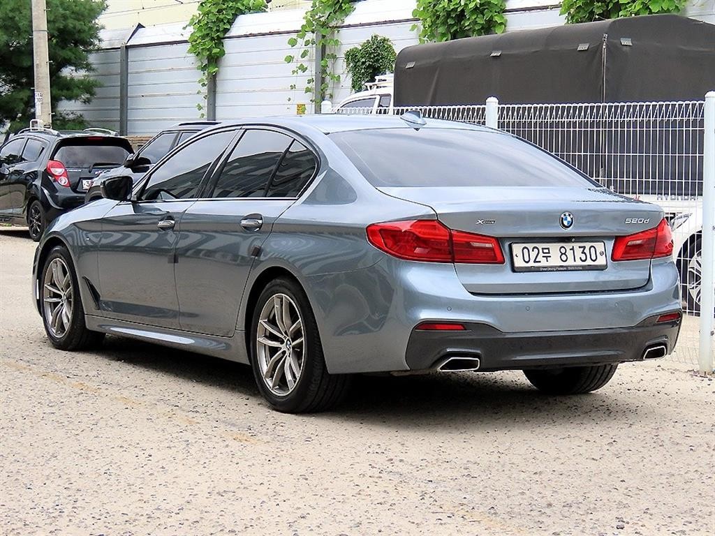 BMW 5시리즈 5시리즈 (G30) 520d xDrive M 스포츠 이미지 3