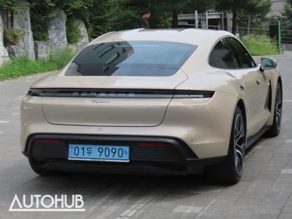 포르쉐 타이칸 베이스 이미지 3