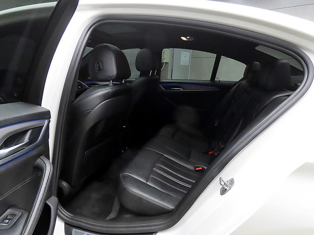 BMW 5시리즈 5시리즈 (G30) 520d M 스포츠 이미지 6