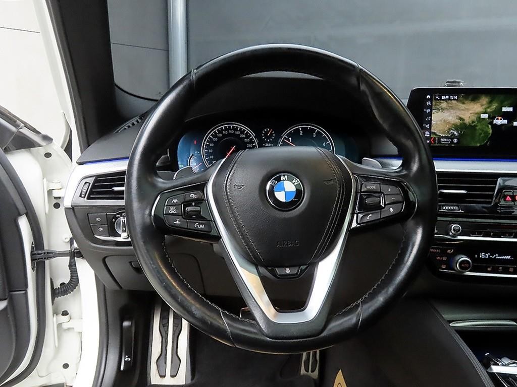 BMW 5시리즈 5시리즈 (G30) 520d M 스포츠 이미지 9