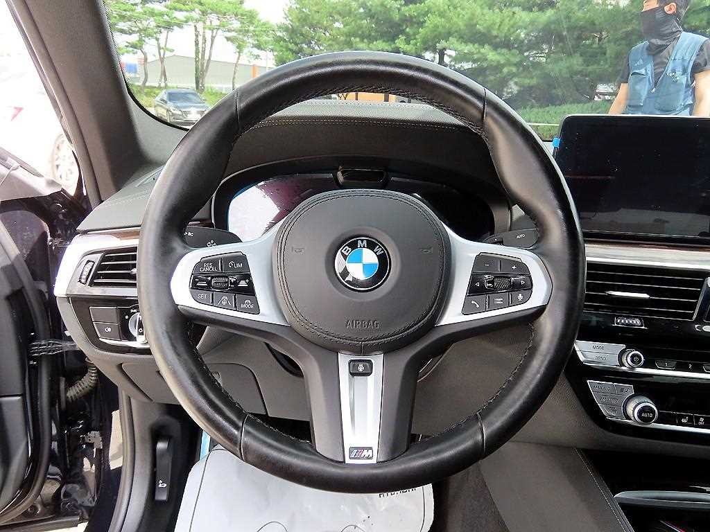 BMW 5시리즈 5시리즈 (G30) 520i M 스포츠 이미지 8