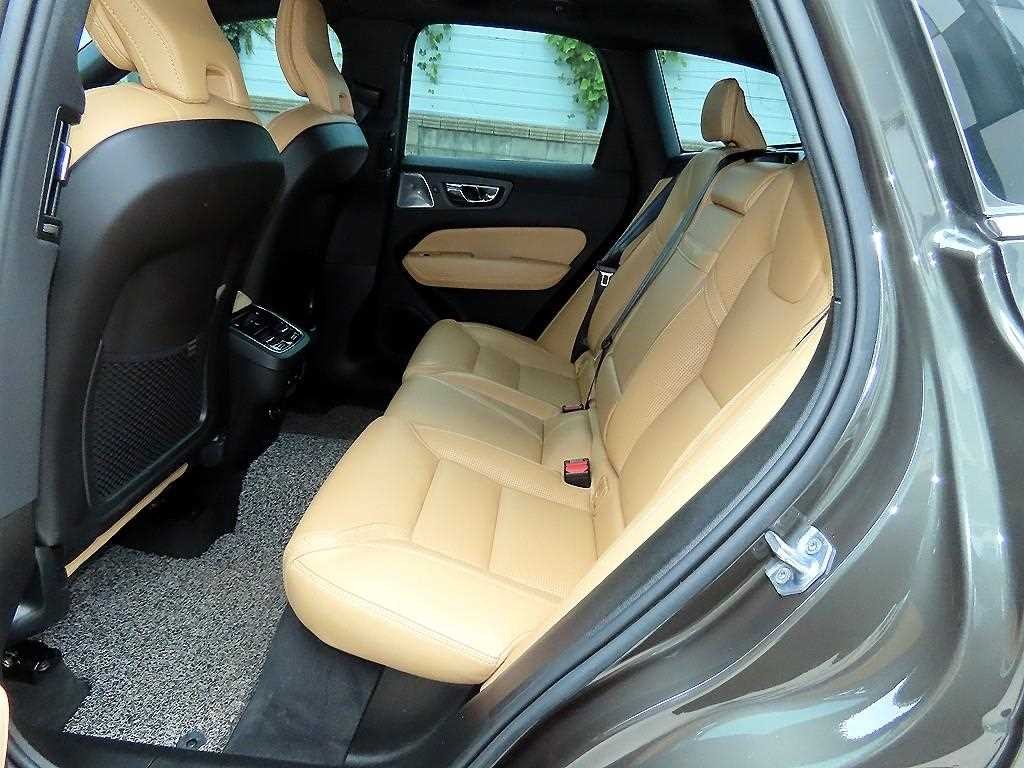볼보 XC60 XC60(2세대) D5 AWD 인스크립션 이미지 6