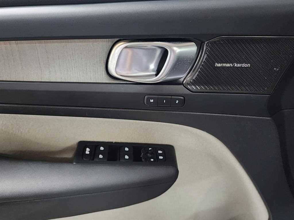 볼보 XC40 B4 AWD 얼티메이트 브라이트 이미지 18