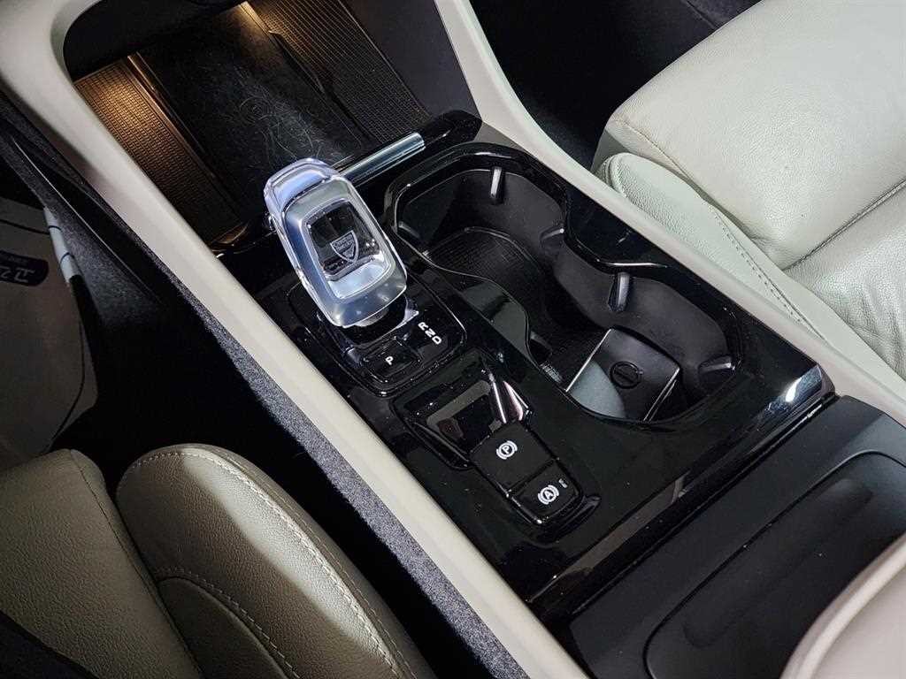 볼보 XC40 B4 AWD 얼티메이트 브라이트 이미지 9