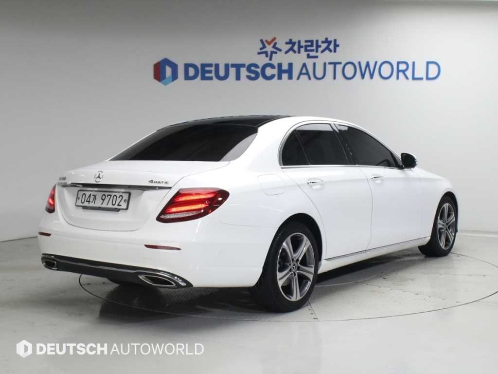 벤츠 E 클래스 E-클래스 W213 E300 4MATIC 아방가르드 이미지 4